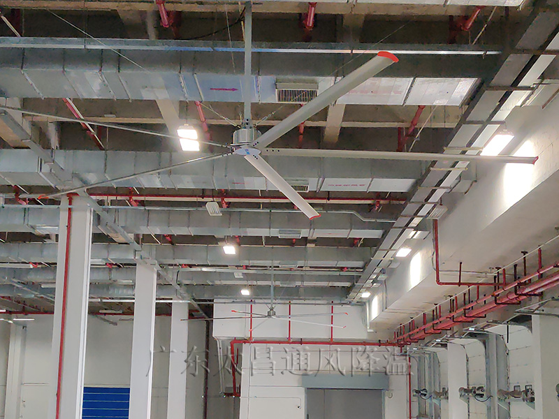 高大空間通風(fēng)降溫一定要用工業(yè)大風(fēng)扇,用了才知道效果這么好！