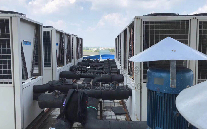 鳳崗某小區(qū)中央空調(diào)機(jī)組 鳳崗某小區(qū)中央空調(diào)機(jī)組